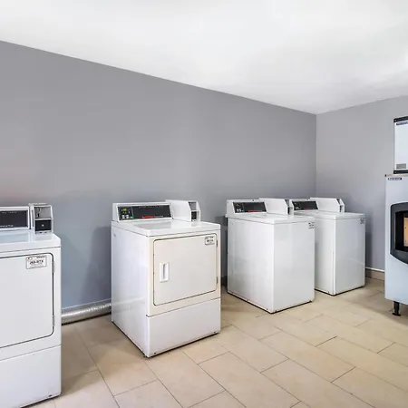 Econo Lodge Inn & Suites Virginia Beach - Norfolk-3