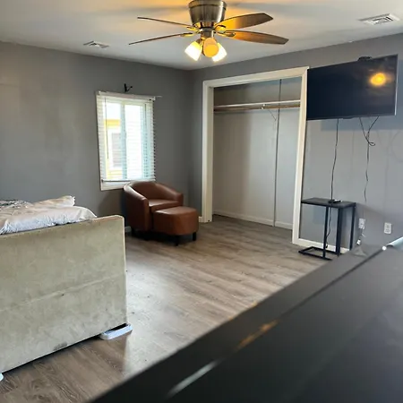 12 Ashworth Ave Suites-3