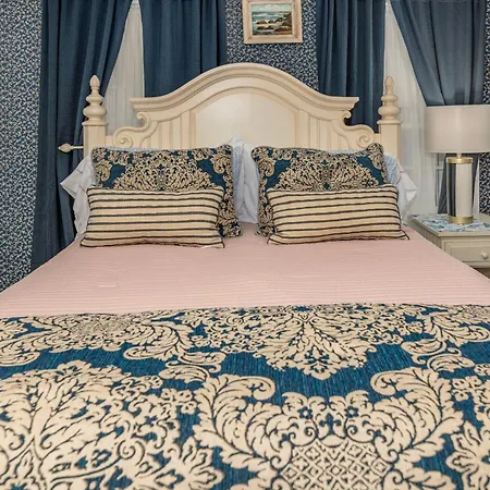 Holiday Guest House Bed & Breakfast-3
