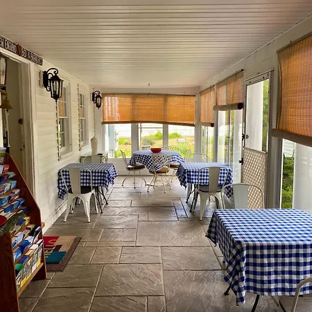 Holiday Guest House Bed & Breakfast-2