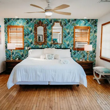 Blue Tropical Haven Romantic Oceanfront Escape - Unit 9-3