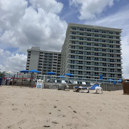 Beach Front Building Studio With Balcony Kitchen Pool Gym Direct Beach Access In Sunny Isles Beach Miami-3