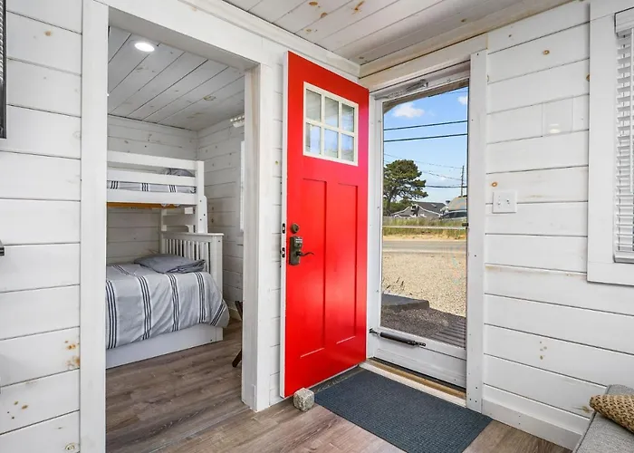 The Grey Pearl: Cozy Coastal Retreat Villa Dennisport