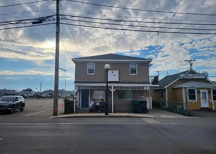 12 Ashworth Ave Suites Hampton