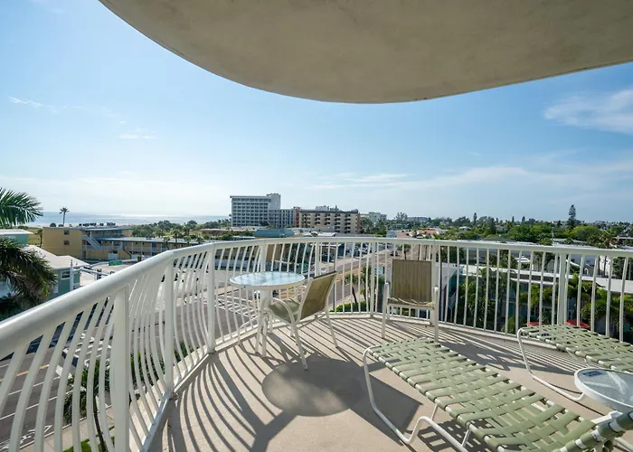 Huge Corner Balcony Free Beach Gear & Spotless St. Pete Beach