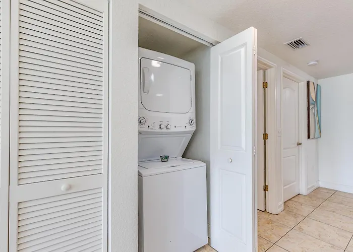 Beach Gear Included! Crisp, Clean & Great Value St. Pete Beach