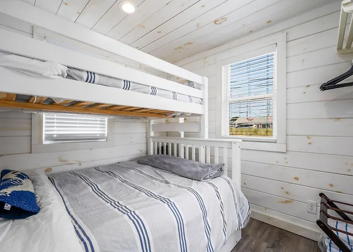The Grey Pearl: Cozy Coastal Retreat Villa Dennisport